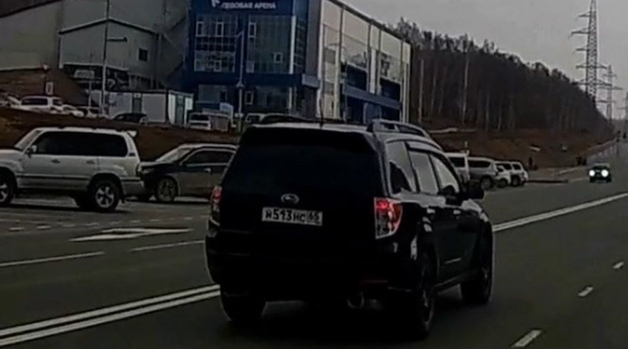Гонщик на Subaru обхитрил всех на улице Горького в Южно-Сахалинске